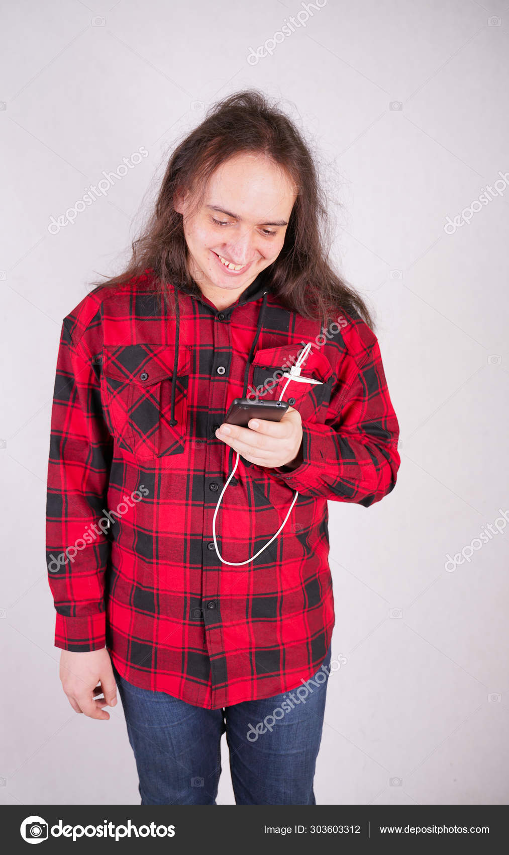 Cabelo longo nerd homem em uma camisa vermelha xadrez com um